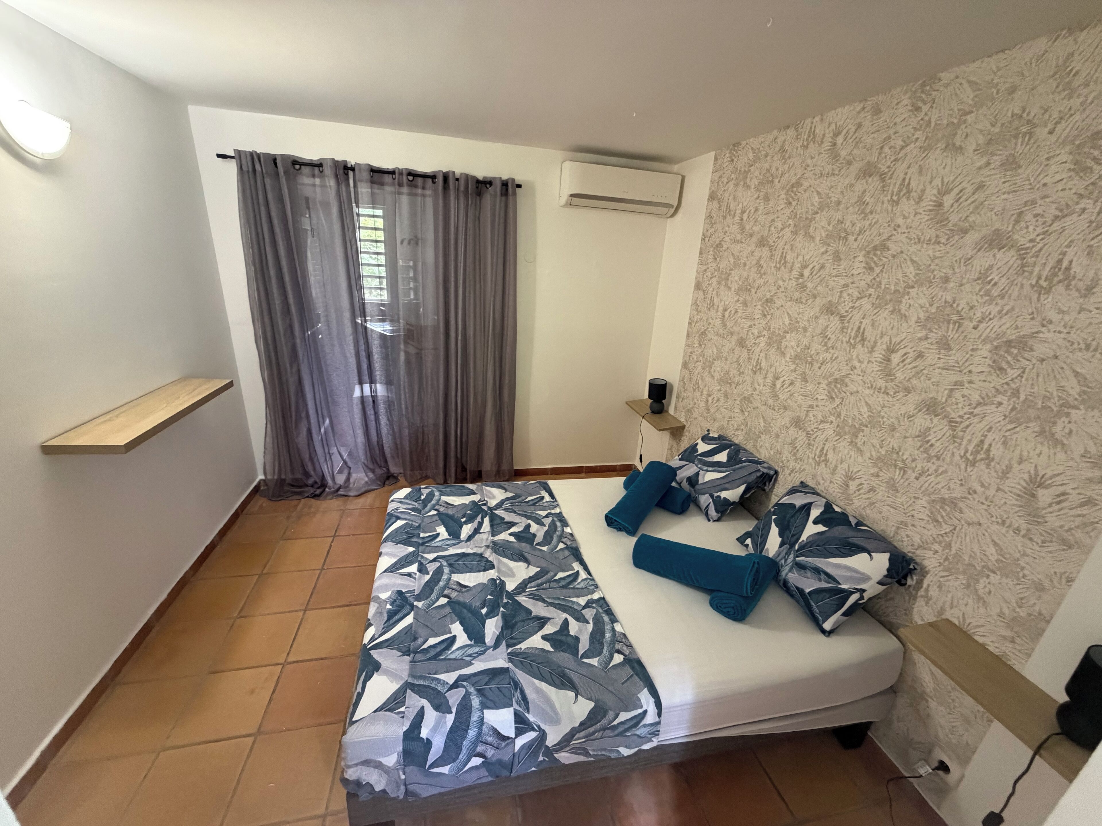 1 habitación, tabla de planchar con plancha, wifi y ropa de cama 
