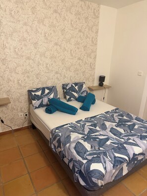 1 bedroom, iron/ironing board, WiFi, bed sheets - Bungalow Korail (Pointe-Noire)