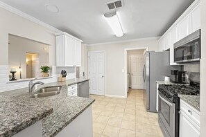 Jääkaappi, mikroaaltouuni, uuni, liesi