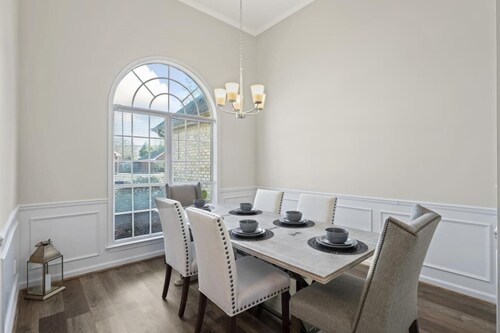 Gorgeous, updated 4 bedroom home that sleeps 10!