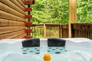 Outdoor spa tub - Cabin with Hot Tub.15 min to Gatlinburg&Pigeon Forge. Book 3 nights get 4th FREE (Sevierville)