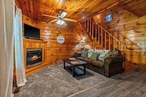 Smart TV, fireplace, table football - Cabin with Hot Tub.15 min to Gatlinburg&Pigeon Forge. Book 3 nights get 4th FREE (Sevierville)