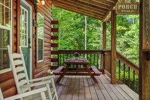 Outdoor dining - Cabin with Hot Tub.15 min to Gatlinburg&Pigeon Forge. Book 3 nights get 4th FREE (Sevierville)