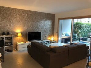 TV - Appartement 78 m² 1 chambre, terrasse et garage (Aix-les-Bains)