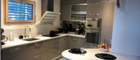 Kühlschrank, Mikrowelle, Ofen, Herdplatte