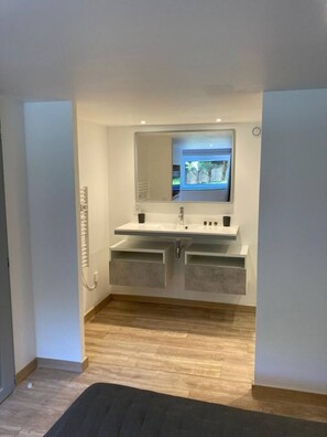 Desk, iron/ironing board, travel cot, free WiFi - Appartement 45 m² 1 chambre, parking et jardin (Aix-les-Bains)