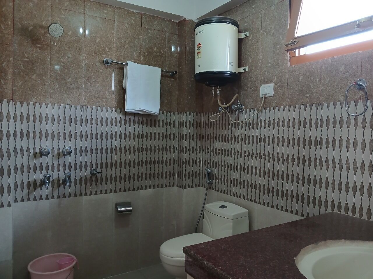 Basic-værelse - bakkeudsigt | Badeværelse | Bruser, gratis toiletartikler, håndklæder, Sæbe