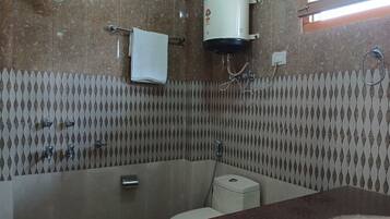 Basic-værelse - bakkeudsigt | Badeværelse | Bruser, gratis toiletartikler, håndklæder, Sæbe