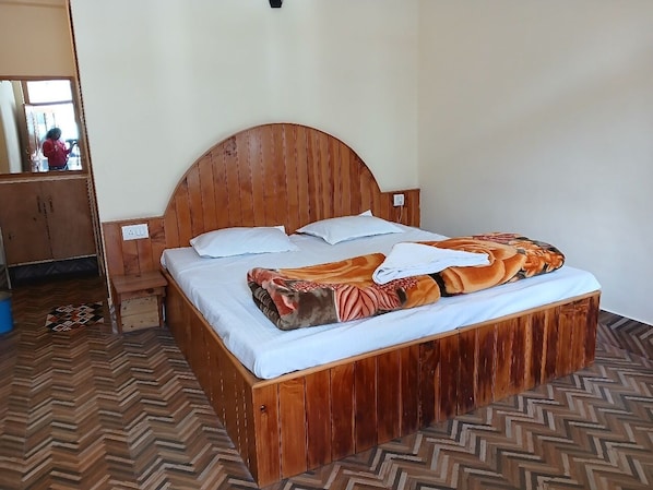 Basic Room, Hill View