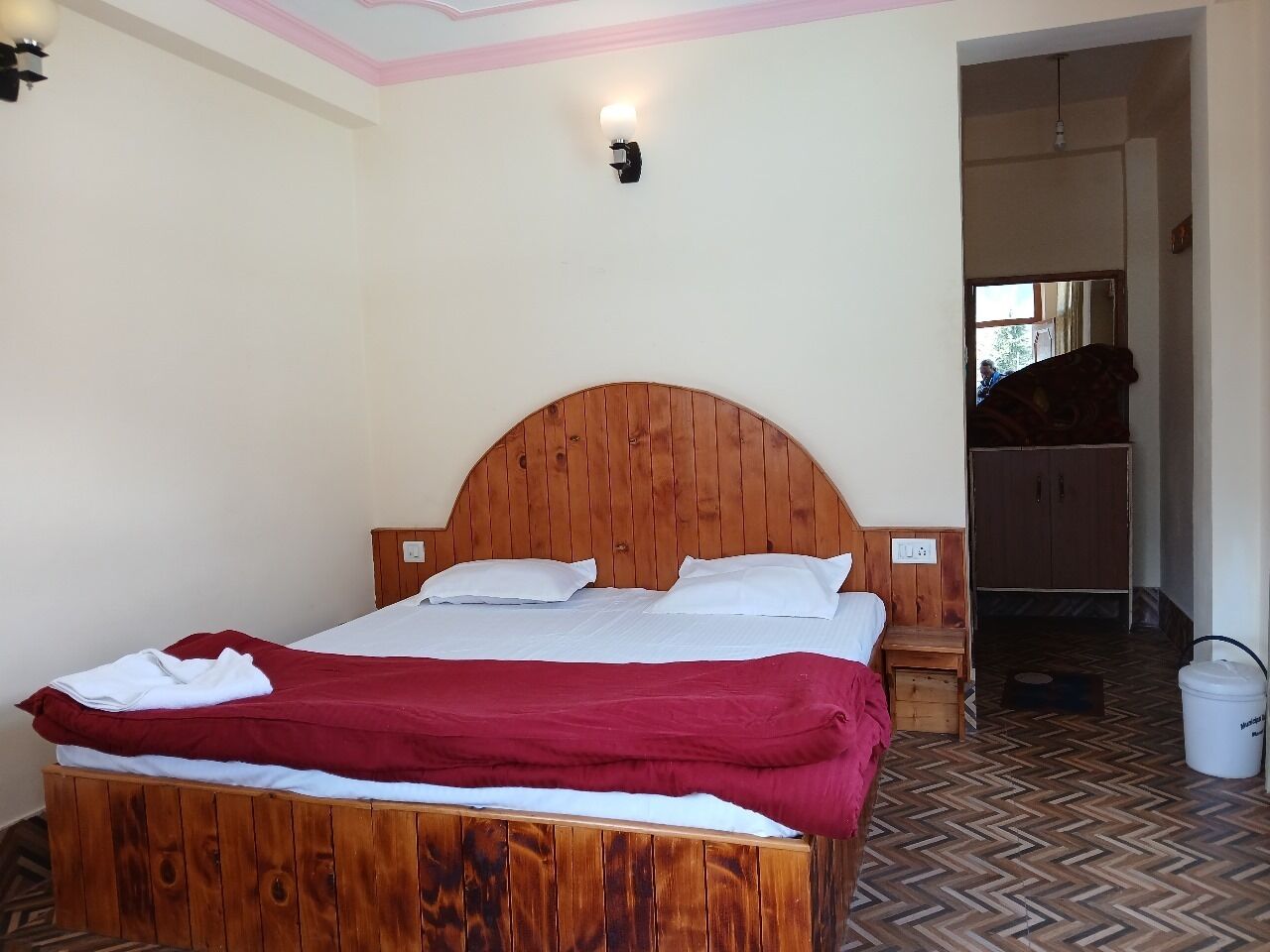 Basic Room, Hill View