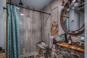 Regadera, secadora de cabello, toallas 