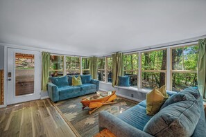 Una Smart TV, una chimenea