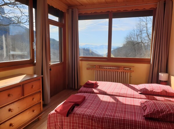 4 dormitoris, planxa i posts de planxar i wifi