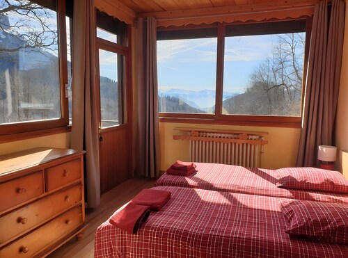 Gîte 'Jeantiane Les Alpes Fleuries': Mountain View, Private Terrace, Wi-Fi