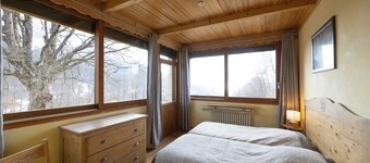 Gîte 'Jeantiane Les Alpes Fleuries': Mountain View, Private Terrace, Wi-Fi