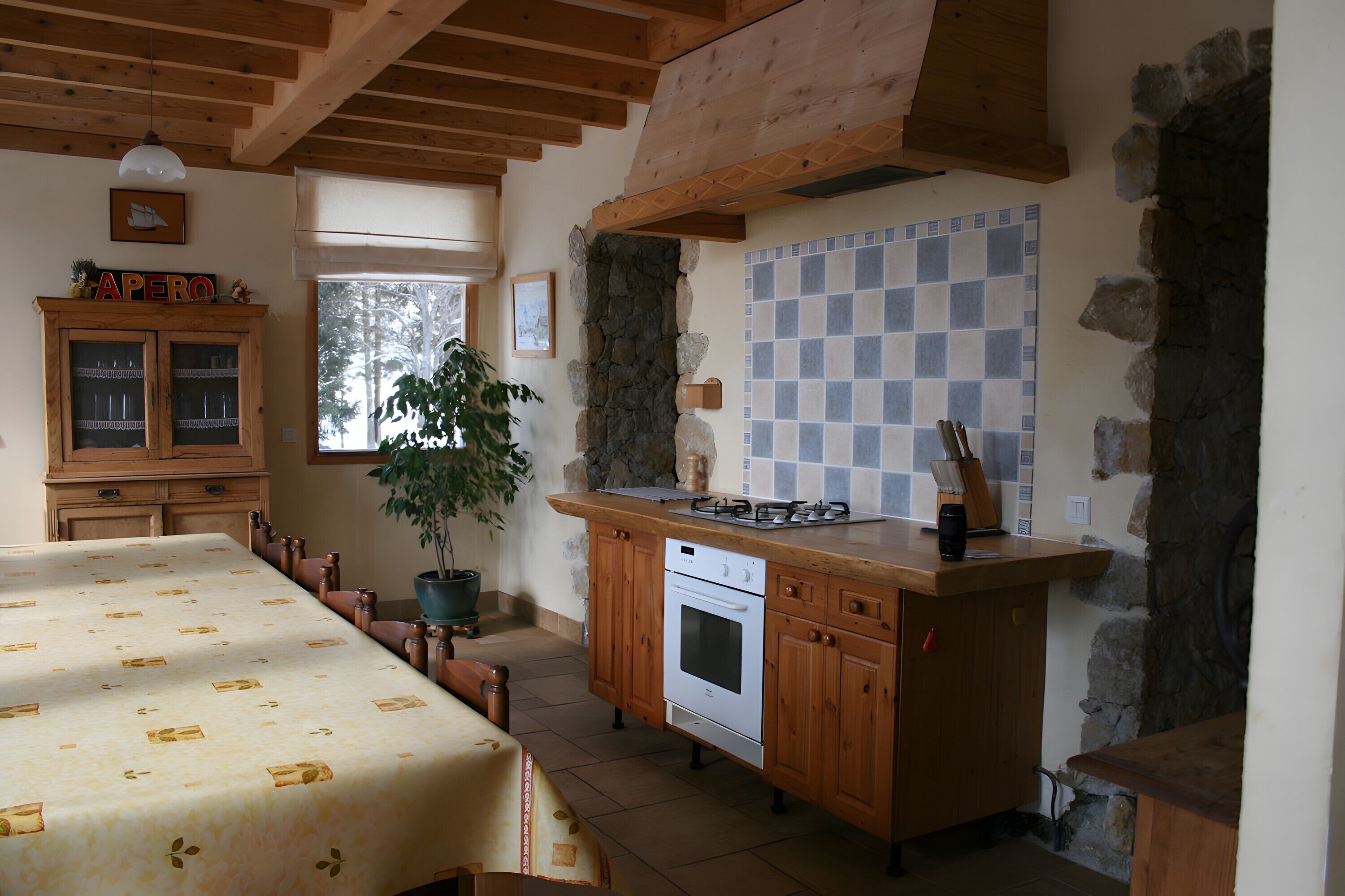 Kylskåp, mikrovågsugn, ugn och spishäll