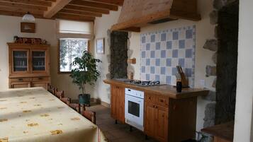 Kylskåp, mikrovågsugn, ugn och spishäll