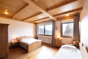 4 bedrooms, iron/ironing board, WiFi, bed sheets