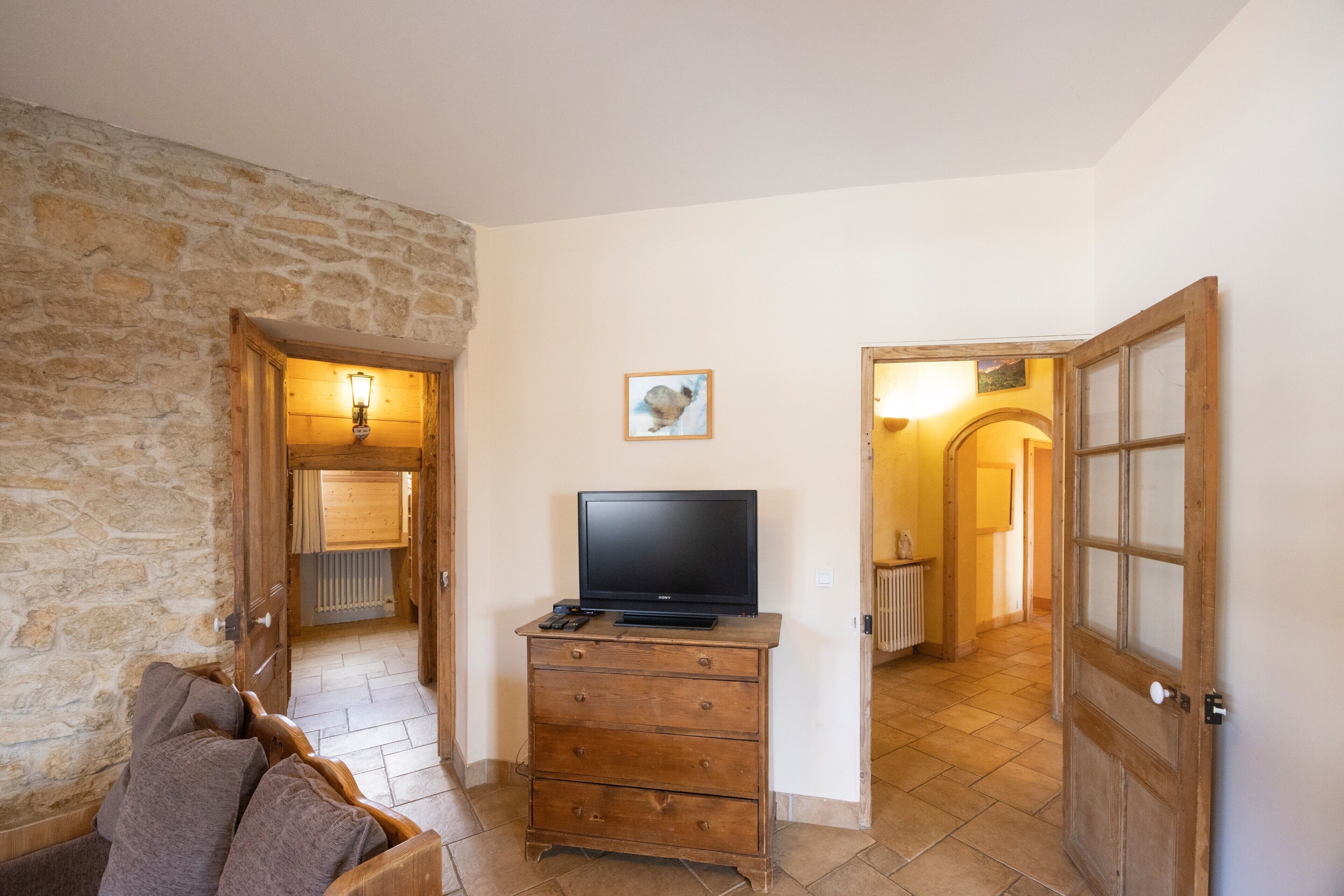 Televisie, een open haard en een tafeltennistafel