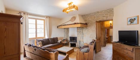 テレビ、暖炉、卓球台