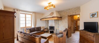 Gîte 'Jeantiane Les Alpes Fleuries': Montaña, Terraza Privada y Wi-Fi