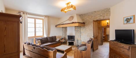 TV, fireplace, ping pong