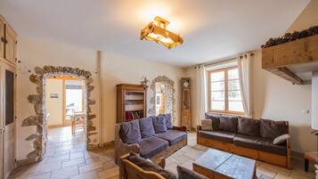 Televisie, een open haard en een tafeltennistafel