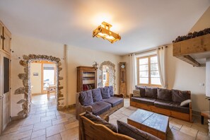 Televisio, takka, pöytätennispöytä