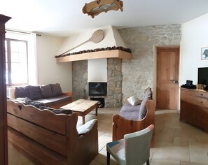 Fernseher, Kamin, Tischtennisplatte