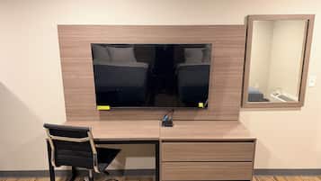 Deluxe Studio | Desk, laptop workspace, free WiFi