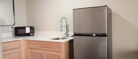 Studio Deluks | Dapur pribadi | Lemari es besar dan microwave