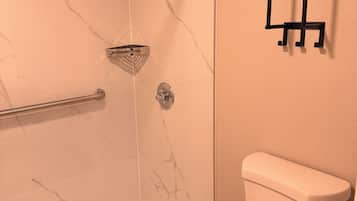 Deluxe Studio | Bathroom