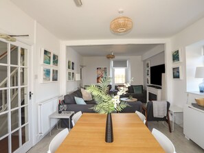 Living area - Angorfa Apartment (Pwllheli)