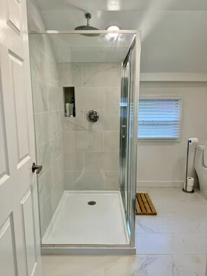 Shower, hair dryer, towels, soap - 2-bedroom house in beautiful Ithaca with AC .3 miles from Commons (Ithaca)