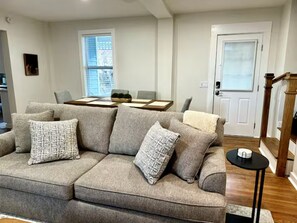 TV - 2-bedroom house in beautiful Ithaca with AC .3 miles from Commons (Ithaca)