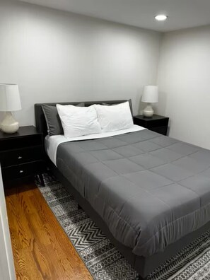 2 bedrooms, internet, bed sheets - 2-bedroom house in beautiful Ithaca with AC .3 miles from Commons (Ithaca)