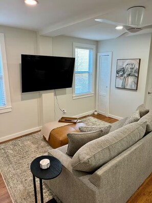 TV - 2-bedroom house in beautiful Ithaca with AC .3 miles from Commons (Ithaca)