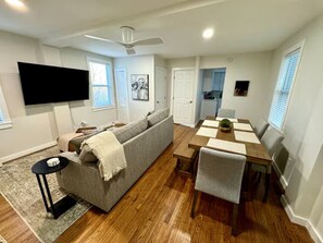 TV - 2-bedroom house in beautiful Ithaca with AC .3 miles from Commons (Ithaca)