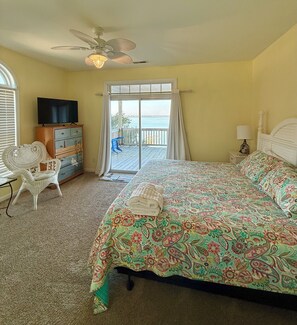 3 bedrooms, iron/ironing board, travel cot, free WiFi - Sandy Sound- Half house, BoatDock, 2 min walk to beach, Hot tub, Sleeps 8, Views (Emerald Isle)