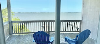 Sandy Sound- Half house, BoatDock, 2 min walk to beach, Hot tub, Sleeps 8, Views