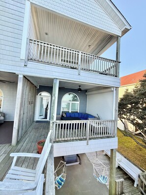 Terrace/patio - Sandy Sound- Half house, BoatDock, 2 min walk to beach, Hot tub, Sleeps 8, Views (Emerald Isle)