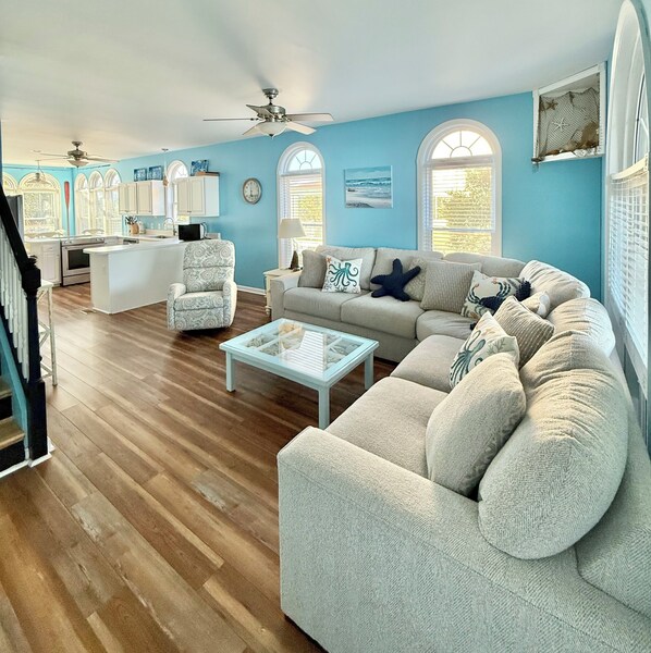 Smart TV, books - Sandy Sound- Half house, BoatDock, 2 min walk to beach, Hot tub, Sleeps 8, Views (Emerald Isle)