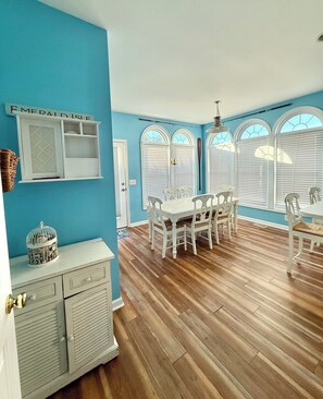 Dining - Sandy Sound- Half house, BoatDock, 2 min walk to beach, Hot tub, Sleeps 8, Views (Emerald Isle)