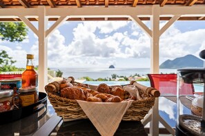 Outdoor dining - Villa Lueurs du Rocher (Le Diamant)