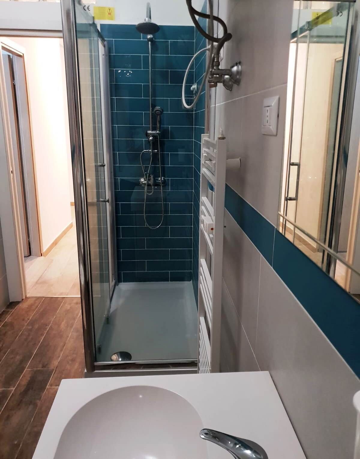 Asciugacapelli, bidet, asciugamani, sapone
