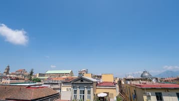 Une vue urbaine présentant divers bâtiments, dont une église imposante dotée d’un dôme et d’un clocher.