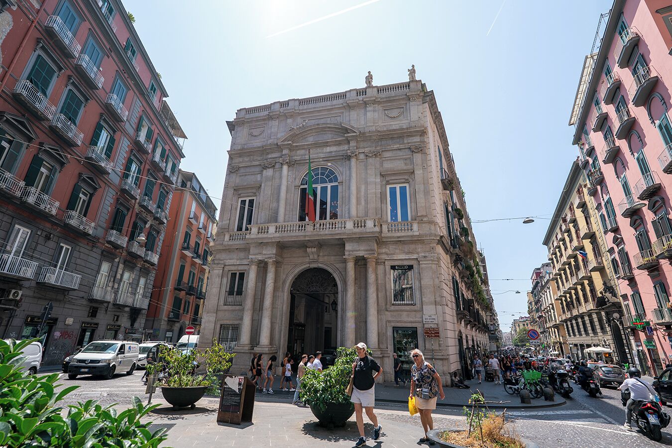 Un edificio storico con un ingresso imponente, ampie finestre e un arco centrale.