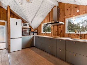 Kühlschrank, Mikrowelle, Geschirrspüler, Kochgeschirr/Geschirr/Besteck