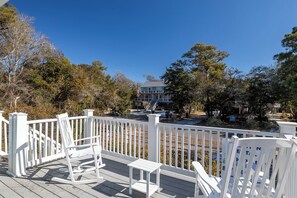 Terrace/patio - Paws Awhile, Oceanside 3BR 2BA home with Golf Cart! (Emerald Isle)