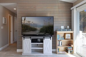 Interior - Paws Awhile, Oceanside 3BR 2BA home with Golf Cart! (Emerald Isle)